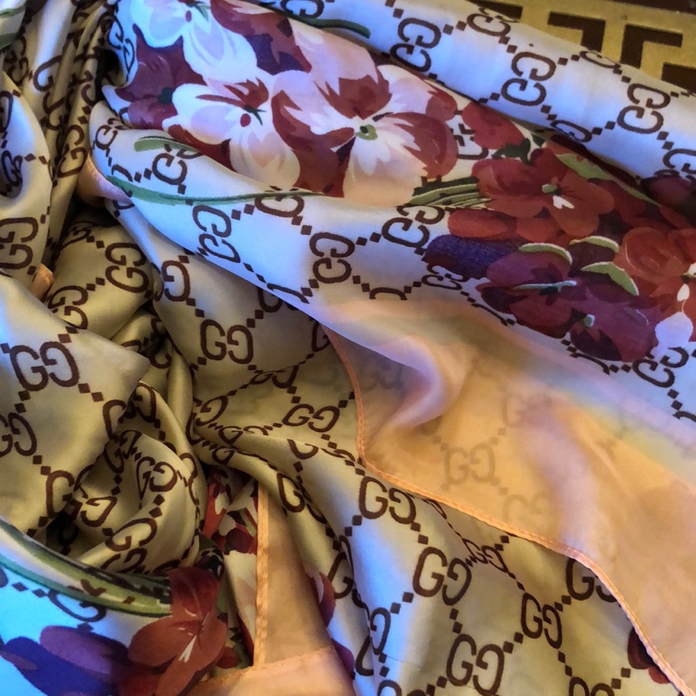 Monogram silk Gucci scarf pink and floral colored